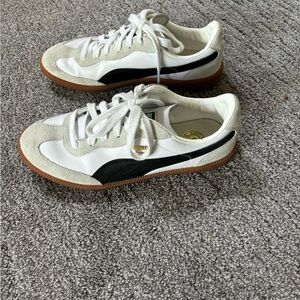Men’s US 6, equivalent to women’s 7.5.